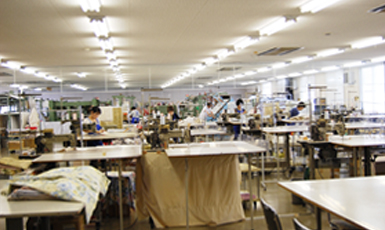 1988年に寝装業界で初めてのTSSシステム(Toyota Sewing Management System)を導入。立作業による多品種小ロット縫製対応