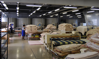 2000年に独自開発した『羽毛布団再生加工』を開始。古くなった羽毛布団のリサイクル(リフレッシュ)を行い生産製品から再生製品までの責任ある生産環境
